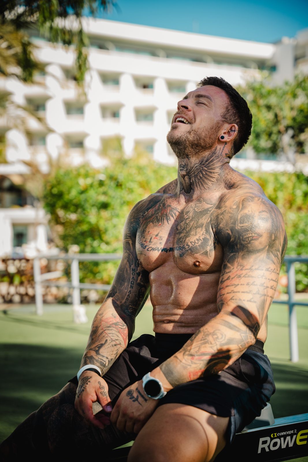 Fabian lacht beim Training draußen in der Sonne