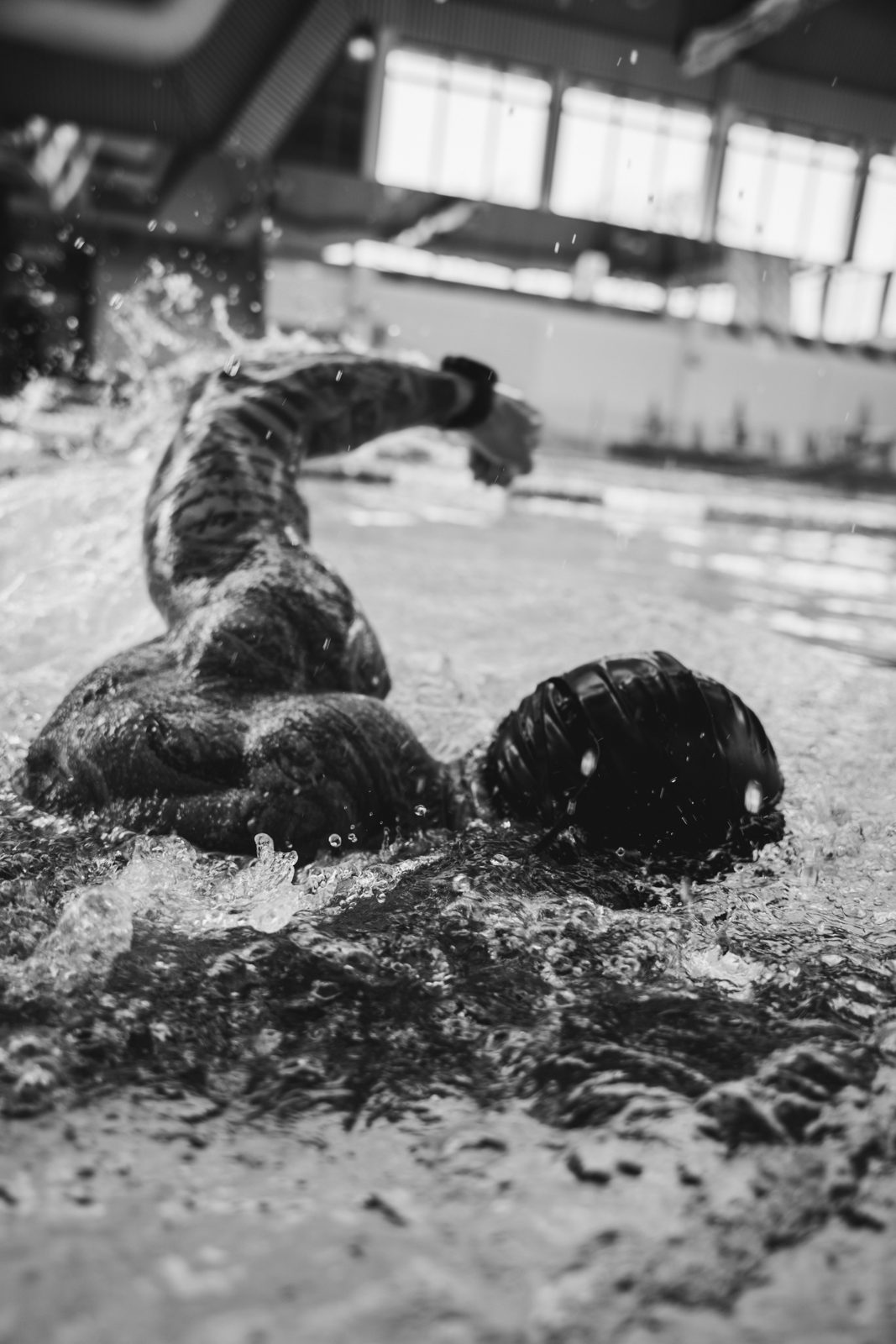Fabian schwimmt Schmetterling im Becken, schwarz-weiß
