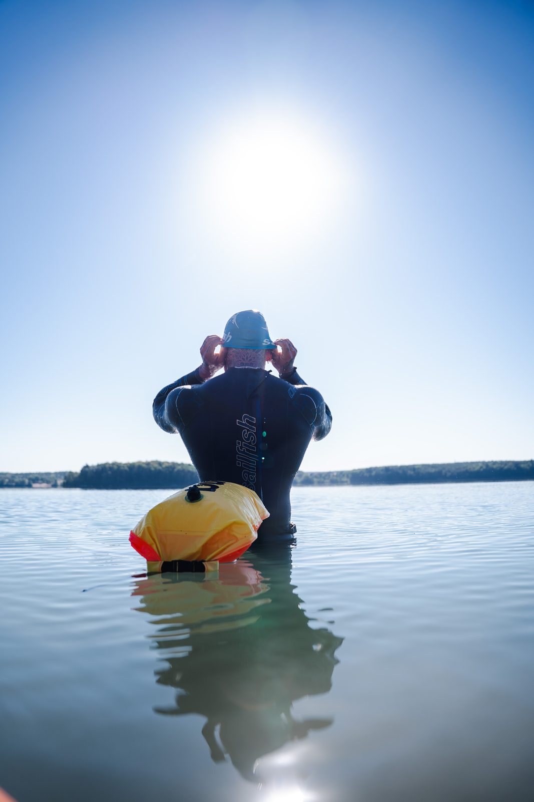 Fabian von hinten im Freiwasser bei Sonnenaufgang, vor dem Schwimmtraining
